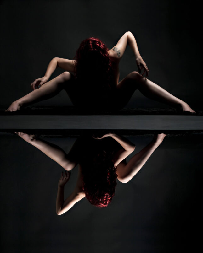 IAO-biting-the-apple-2012-fine-art-nude-patient-zero